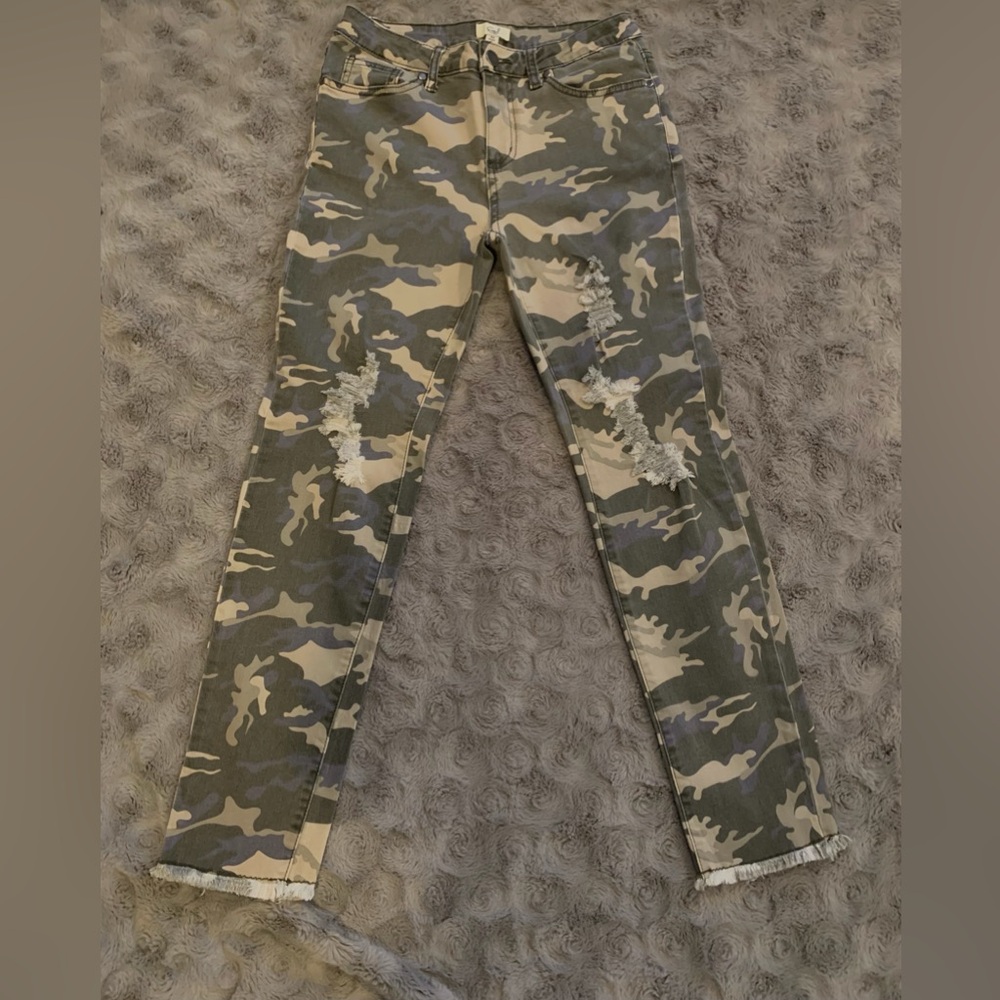 Easel Camo Distressed, Frayed Jeans • Women’s • Size Medium